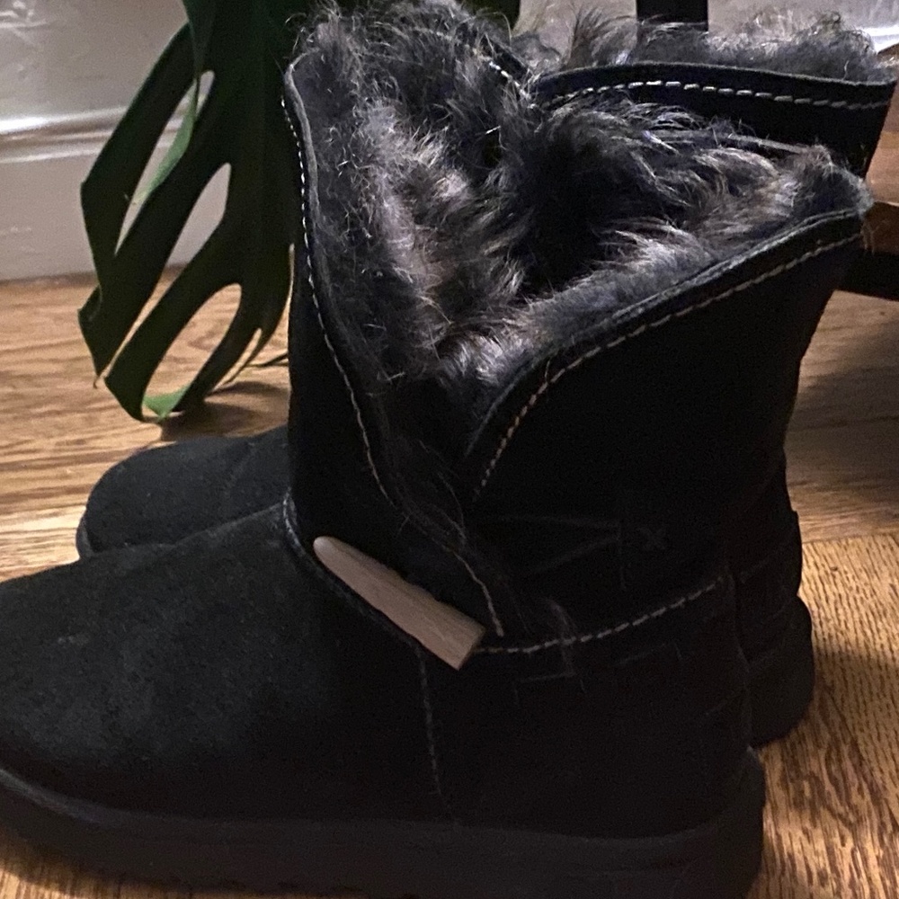 FLASH SALE TODAY ONLY  Fluffy top UGGS sz 7 great condition